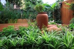 陶罐裝點的花園空間，雖然傳統，但是溫馨依舊。