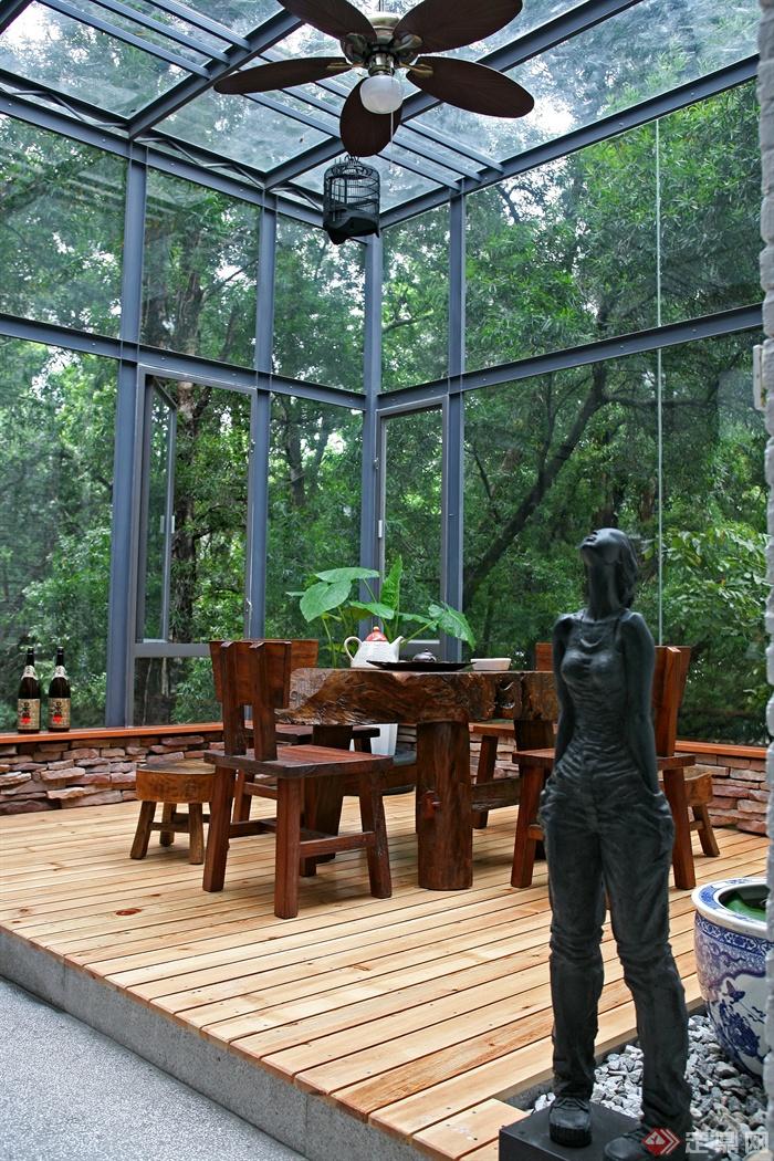 茶桌椅,雕像,吊扇,落地窗