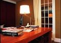 书桌,落地窗,书籍,窗帘,台灯
