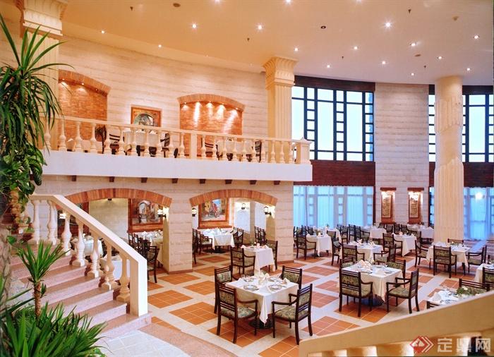 餐厅空间,餐桌椅,楼梯,阳台,柱体装饰