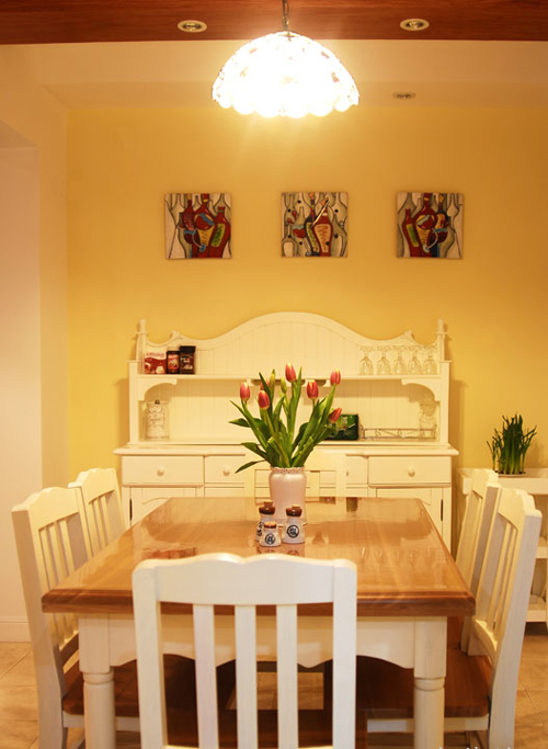 餐厅,木质餐桌椅,花瓶插花,背景墙,吊灯,柜子