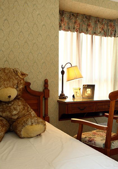 卧室,床,办公桌椅,玩具熊,台灯,窗帘布艺,背景墙