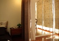 卧室,床,床头柜,水培植物,帘子,阳台