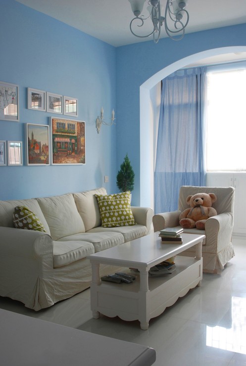 客厅,沙发,茶几,照片墙,壁灯