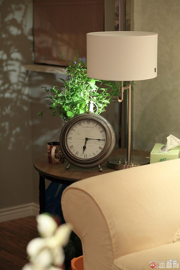 钟表摆件,植物,台灯