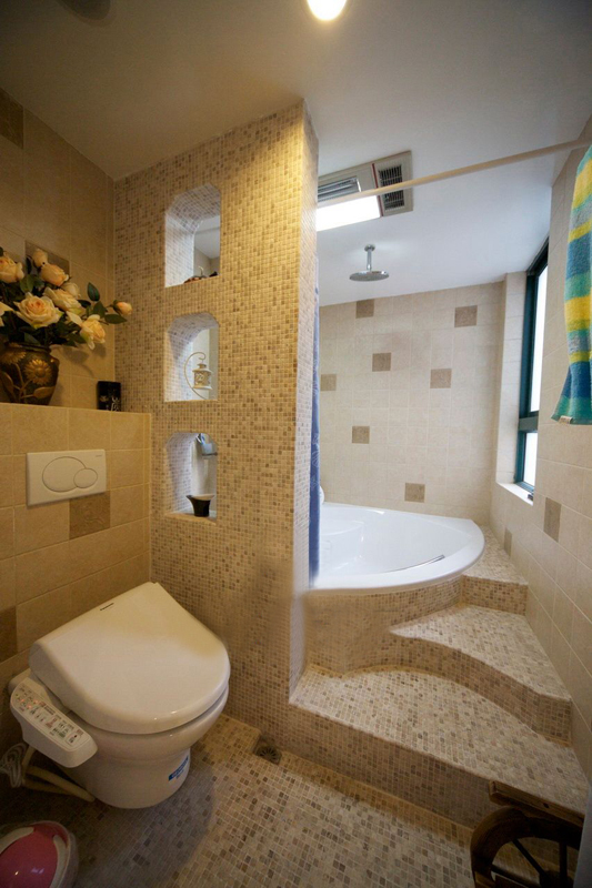 洗澡间,马桶,插花摆件,背景墙,浴缸,灯饰