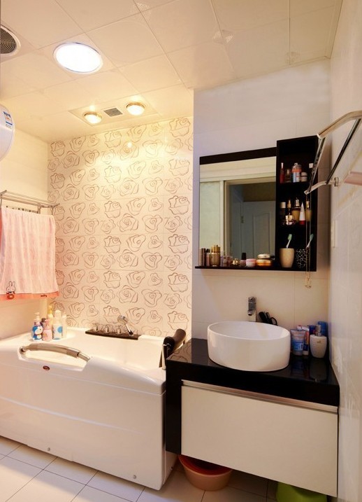 卫生间,浴缸,卫浴柜,台盆,卫浴镜,毛巾架