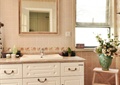 卫生间,卫浴柜,台盆柜,洗漱镜,插花花瓶,壁灯