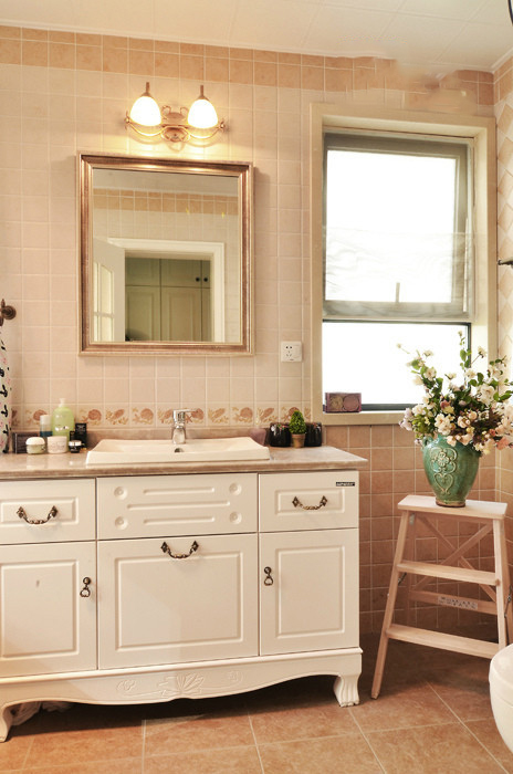 卫生间,卫浴柜,台盆柜,洗漱镜,插花花瓶,壁灯
