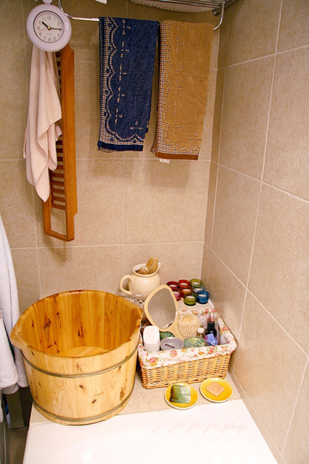 卫生间,足浴桶,杂物篮