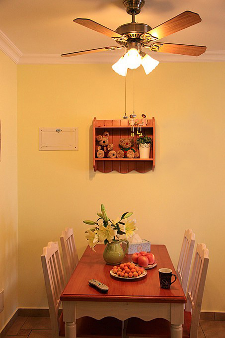 餐厅,餐桌椅,水果,插花摆件,背景墙