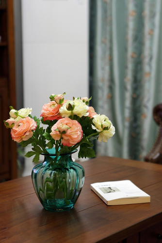 花瓶,书本,桌子,花