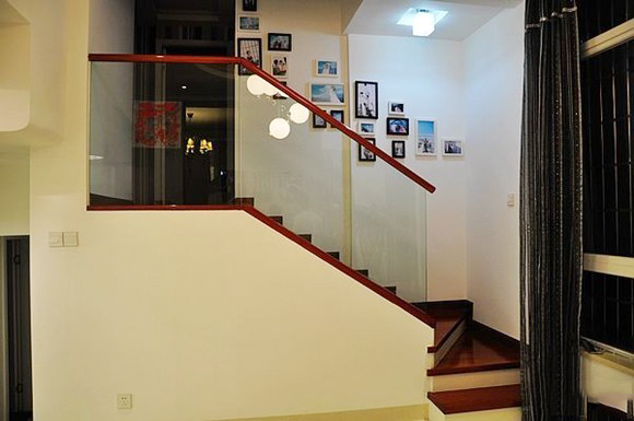 楼梯,玻璃护栏,照片墙