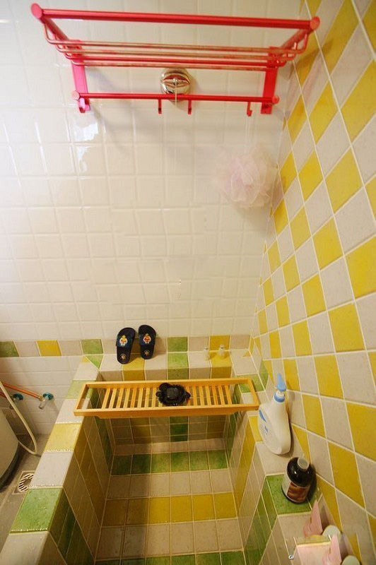 卫生间,毛巾杆,浴缸,洗浴用品,背景墙
