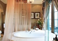 浴室,浴池,幕帘,吊灯,玻璃窗