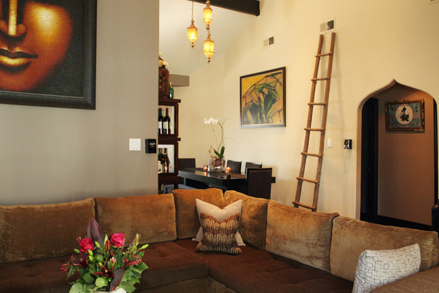 客厅,沙发,梯子,背景墙,插花摆件