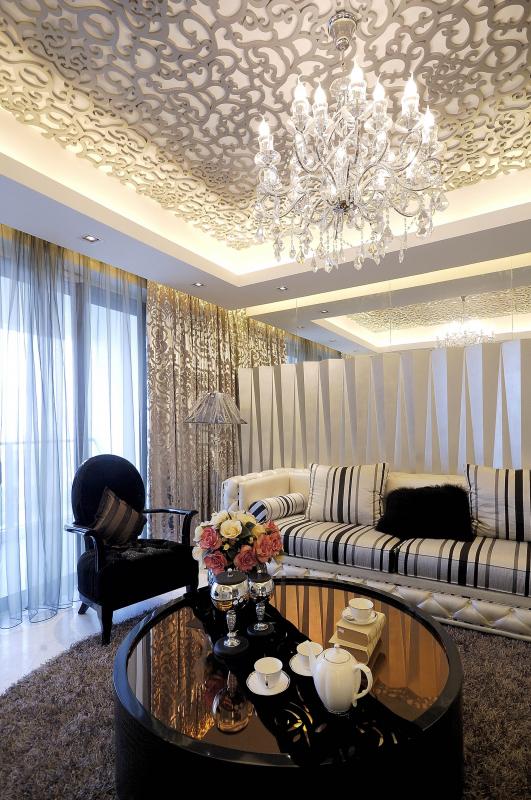 客厅,水晶吊灯,沙发,茶几,椅子,茶具,摆件,窗帘