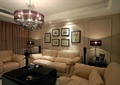 客厅,沙发,茶几,吊灯,台灯,照片墙