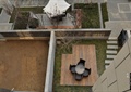 木平台,桌椅,植物,围墙
