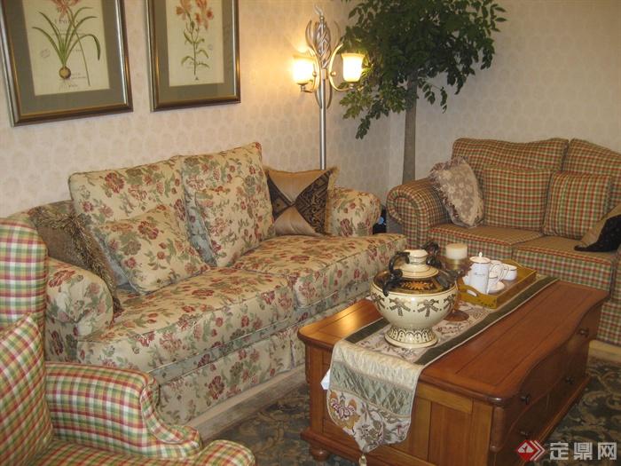 客厅,沙发,茶几,植物,台灯,摆件,装饰画
