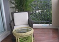 阳台景观,藤编桌椅,木地板,栏杆,植物