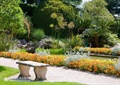 庭院景观,坐凳,园路,地面铺装,花卉植物,乔木,景石