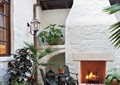 庭院景观,壁炉,地面铺装,椅子,花钵,植物,壁灯