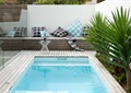 庭院景观,游泳池,坐凳,围墙,植物