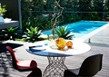 庭院景观,圆桌椅,地面铺装,游泳池,植物