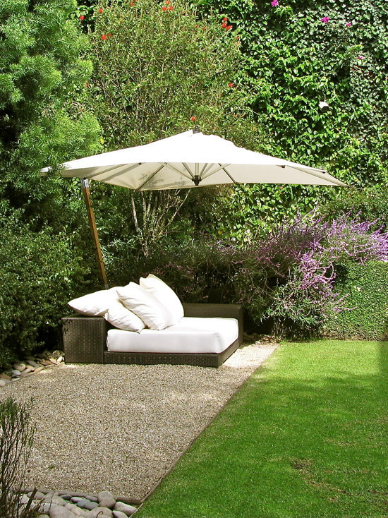 沙发,遮阳伞,地面铺装,草坪