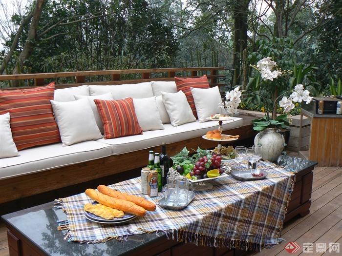 庭院景观,沙发,餐桌,餐具,花瓶插花