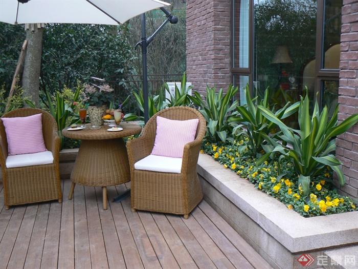 庭院景观,种植池,草本植物,花卉植物,藤编桌椅,木地板