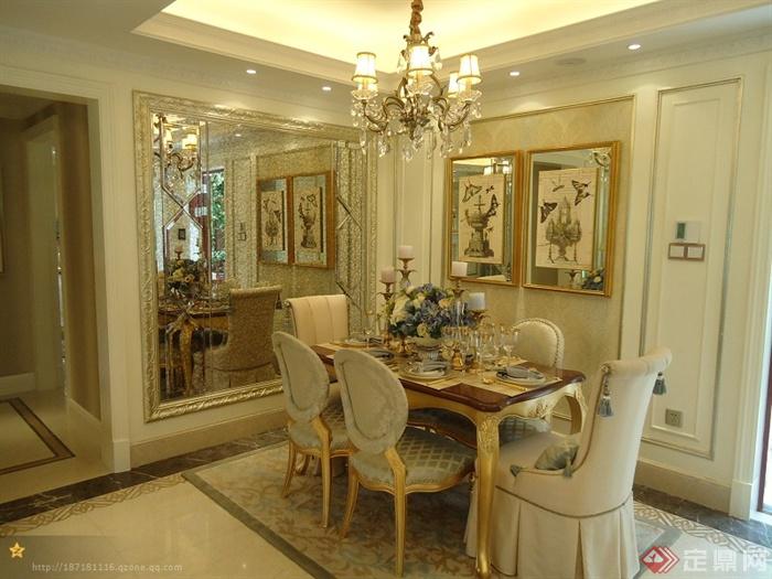餐厅,餐桌椅,餐具,水晶吊灯,背景墙,花瓶插花,地毯