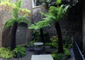 乔木,桌椅,灌木植物,景墙,地面铺装