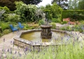 喷泉水景,水池壁,坐凳,植物墙,灌木植物