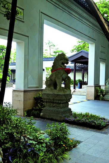 石狮子,动物雕塑,门廊,灌木植物,地面铺装