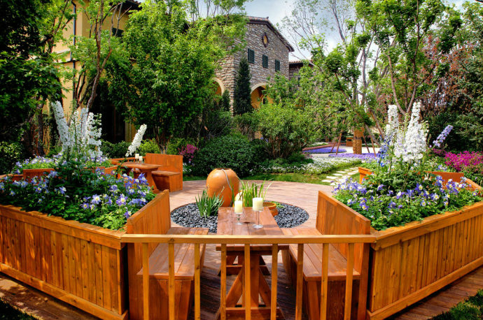 木栏杆,木桌椅,花池,花卉植物,住宅景观风铃草