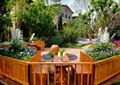木栏杆,木桌椅,花池,花卉植物,住宅景观