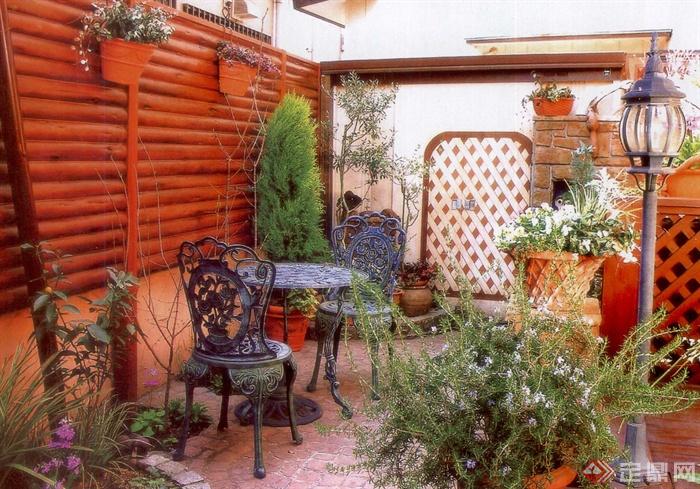 庭院景观,路灯,铁艺桌椅,木栏杆,地面铺装,花钵,花卉植物