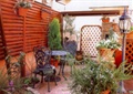 庭院景观,路灯,铁艺桌椅,木栏杆,地面铺装,花钵,花卉植物