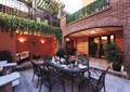 庭院景观,桌椅,餐具,台阶,花钵,藤蔓植物