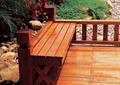 木坐凳,木板铺装,木栏杆,景石,地被植物