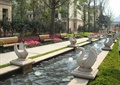 雕塑水池,园路,坐凳,花卉植物,灌木丛