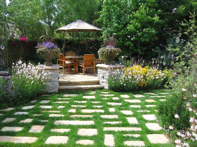 庭院景观,植草地砖,花卉植物,木平台,遮阳伞,桌椅
