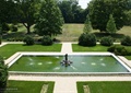 方形水池,喷泉水景,园路,草坪,常绿乔木